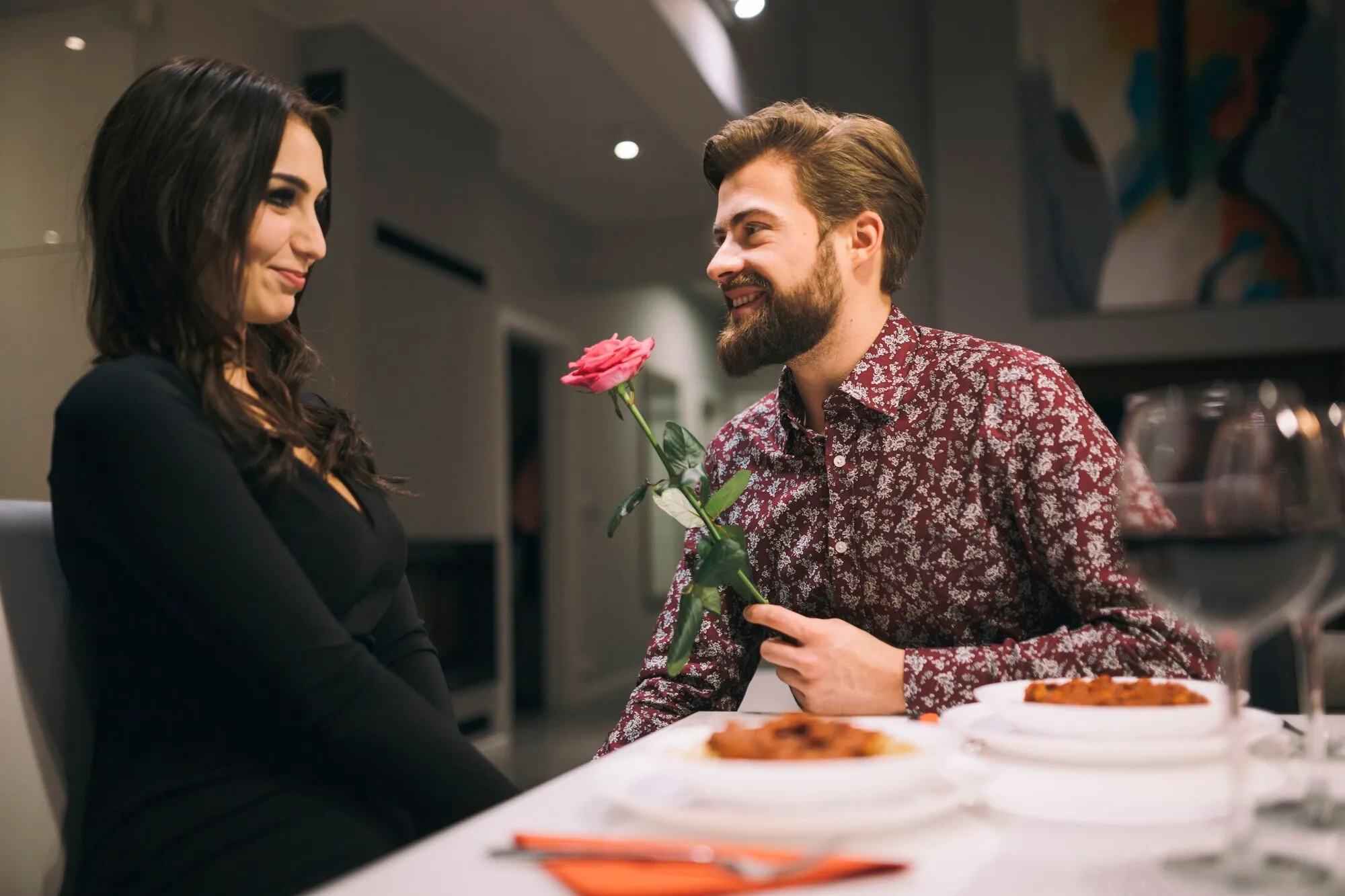 10 Kleine Manieren om een Vrouw te Complimenteren op een Eerste Date (Zonder Creepy te Klinken)