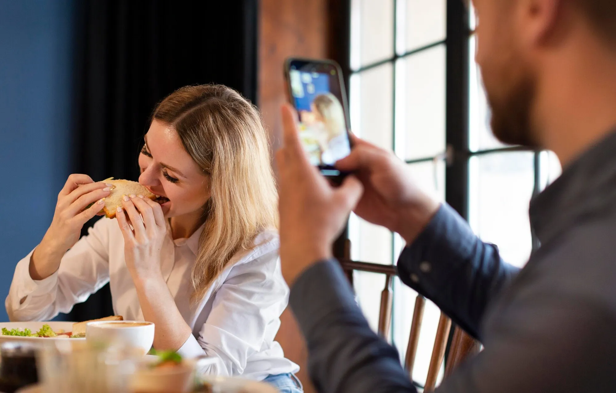 Slecht gedrag op dates dat je kans op een echte verbinding ruïneert