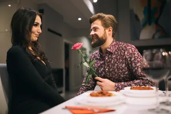 10 Kleine Manieren om een Vrouw te Complimenteren op een Eerste Date (Zonder Creepy te Klinken)